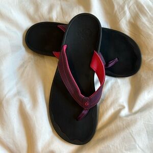 OLUKAI WOMEN'S HO'OPIO DEEP MAGENTA BLACK FLIP FLOP